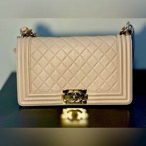 Channel medium boy caviar in beige